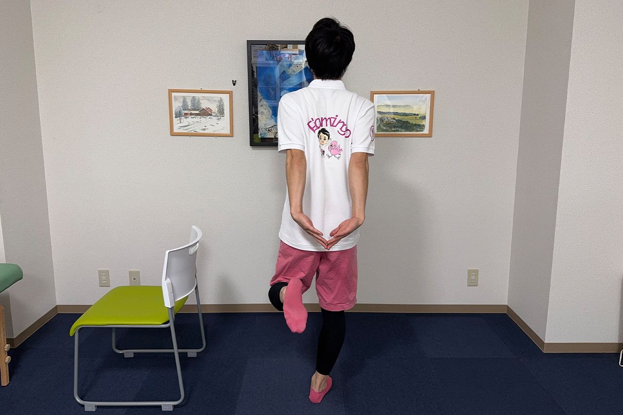 （6）レッグカール足踏み［30秒］もも裏（ハムストリングス）と背筋が、同時に鍛えられる