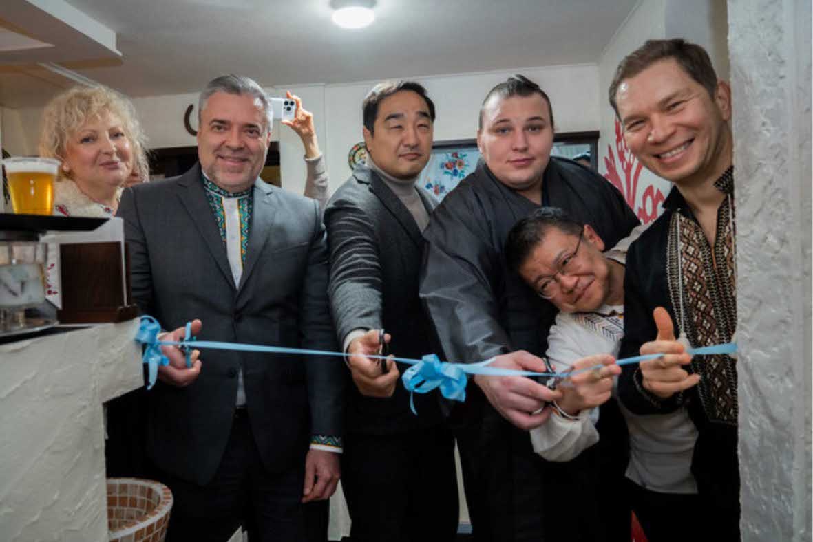 ウクライナ料理店『DOMIVKA（ドミウカ）』を訪れた安青錦