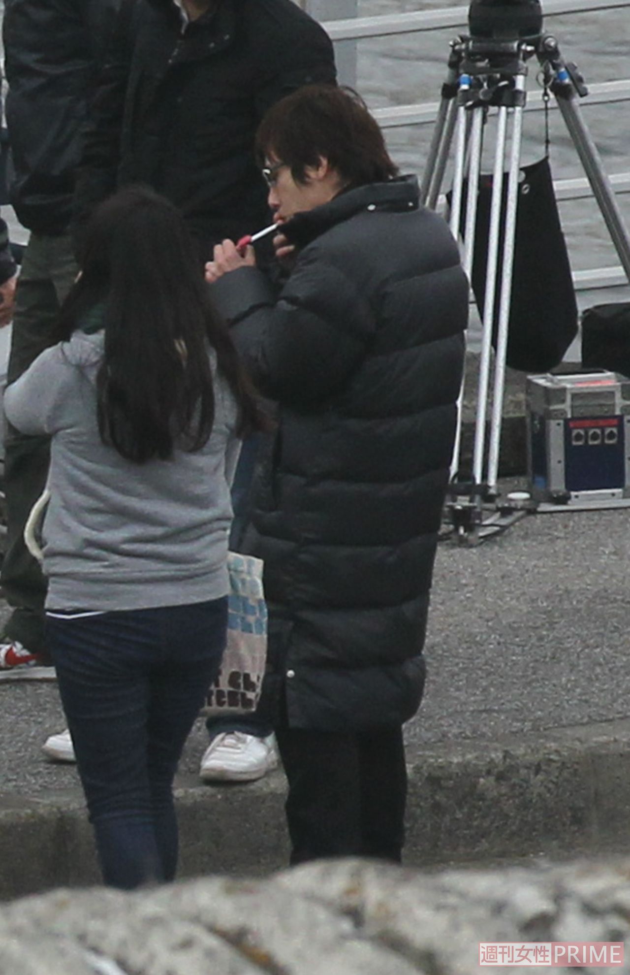 映画『プラチナデータ』のロケの合間にも、路上で一服していた二宮和也（'12年4月）