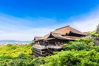 京都・清水寺の賽銭箱に肘つき、本殿居座り無料休憩所化、外国人観光客の言動に「もう京都は終わってる」悲…