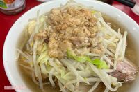 ラーメン二郎府中店の《最大20分以内》ルールが炎上、客に早さを求める“ロット”の仕組みと“高圧的”な背…