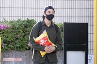 東出昌大、群馬で「巨大な全粒粉」を抱える姿がシュール！ 女性ファンに声をかけられとった対応