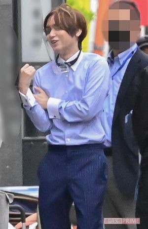 フェイスシールドを付けてドラマのロケに臨む伊野尾慧