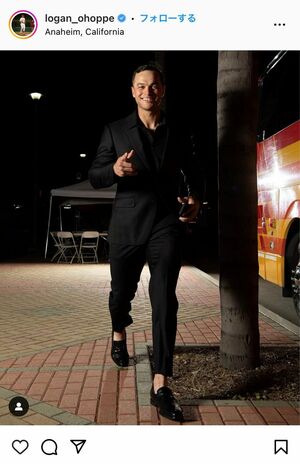 黒のスーツ姿のオホッピー。ハリウッド俳優のようだ（本人インスタグラムより）