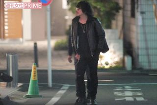 サングラスに革ジャンと黒ずくめの格好で現れた大森（'17年）