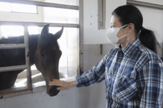 御料牧場での静養中も同じチェック柄のシャツをお召しになっていた。プライベートでもリンクコーデを楽しむ仲良しぶりがうかがえる