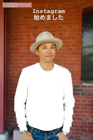 初めてのインスタでも、右手首にはブレスレットが