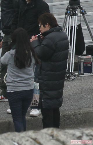 映画『プラチナデータ』のロケの合間にも、路上で一服していた二宮和也（'12年4月）