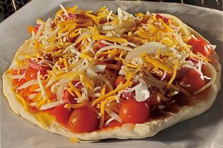 初めてピザ生地からやってみました。大セイコー。旦那は明日も食べる～！！って。明日は庭のチムニィ～で焼いてみる～」（2021年1月17日）