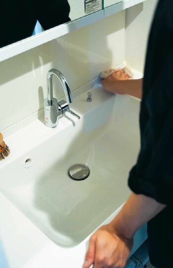 (1)使い捨てシートで洗面ボウルを洗った後、いつもの「びわこふきん」で洗面台を拭くことから始める