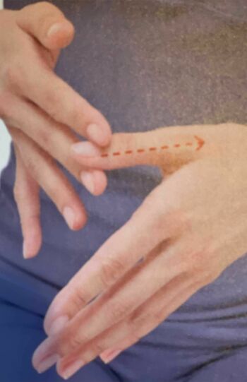 「手のリンパケア」（2）左手の親指の先を、右手の人さし指と中指ではさみ、親指の根元に向かってさする。残りの指、右手も同様に行う