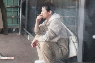 『ATARU』撮影合間にタバコを吸う中居正広