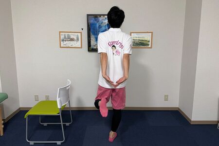 （6）レッグカール足踏み［30秒］もも裏（ハムストリングス）と背筋が、同時に鍛えられる