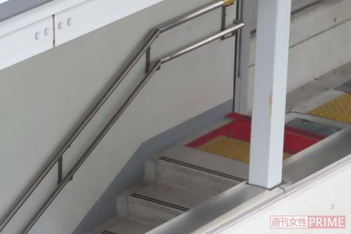 盗撮現場の駅階段は急角度で