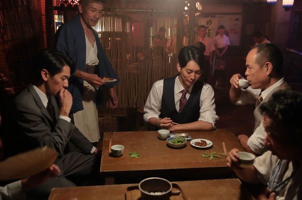 男子会“タノシカ”で男たちは息巻く　(c)NHK