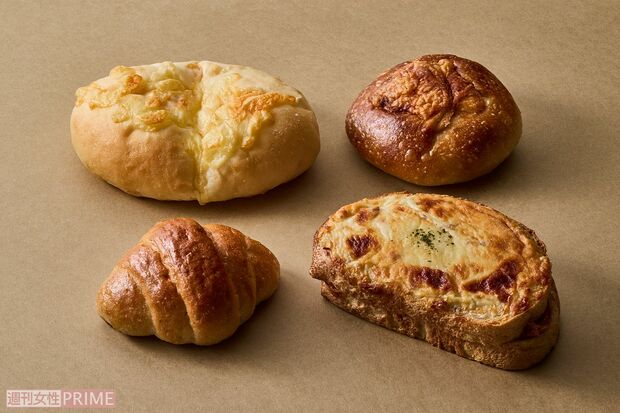 【濃厚お食事系パン】チーズカレー（右上）、ハイジの白パンinたっぷりチーズ（左上）、クロックムッシュ（右下）、海藻バターの塩パン（左下）　撮影／廣瀬靖士