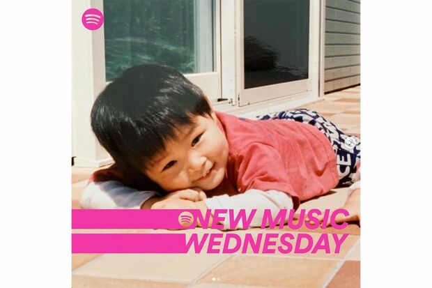 「髪の毛この時は真っ直ぐなんだよね心と髪の毛がここから捻れていく」とコメントしながらアップした幼少期（Vaundy公式Instagramより）