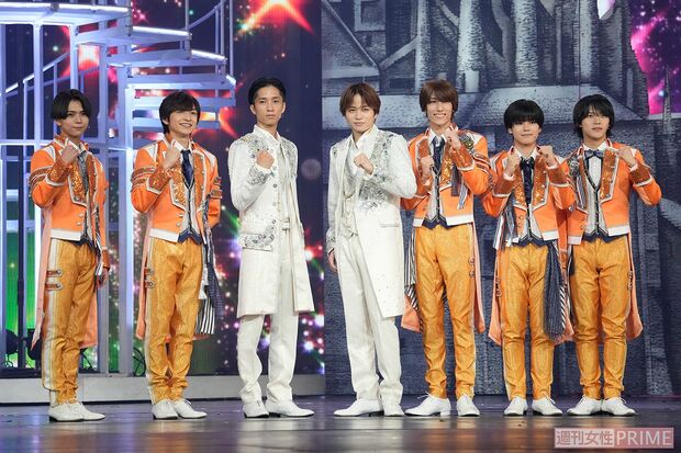 会見での菊池風磨と田中樹、ヴァサイェガ渉、川﨑皇輝、北川拓実、織山尚大、黒田光輝（5人とも少年忍者）（撮影／伊藤和幸）