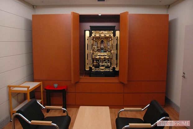 （2）死刑執行の前に宗教家の教誨師と面会する教誨室。写真は仏壇だが死刑囚の宗教により神棚や十字架に代わる（執行室の写真／2010年法務省提供）