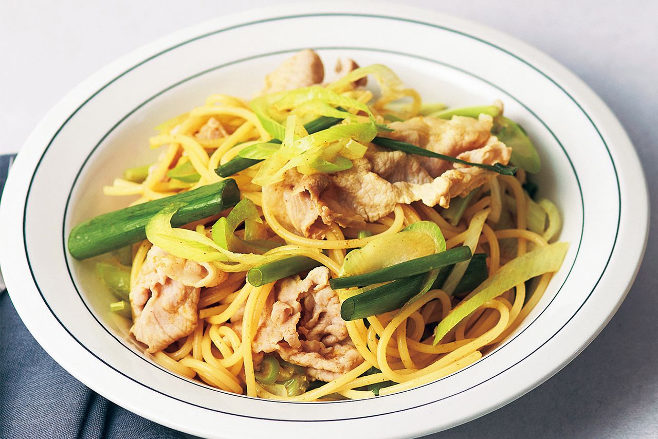 豚しゃぶと長ねぎのカレーパスタ　写真／鈴木泰介