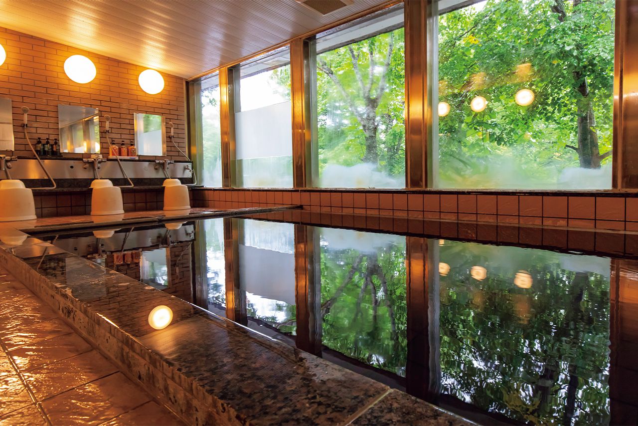 大自然を感じながらつかる温泉も格別。野鳥の声にも耳を傾けて