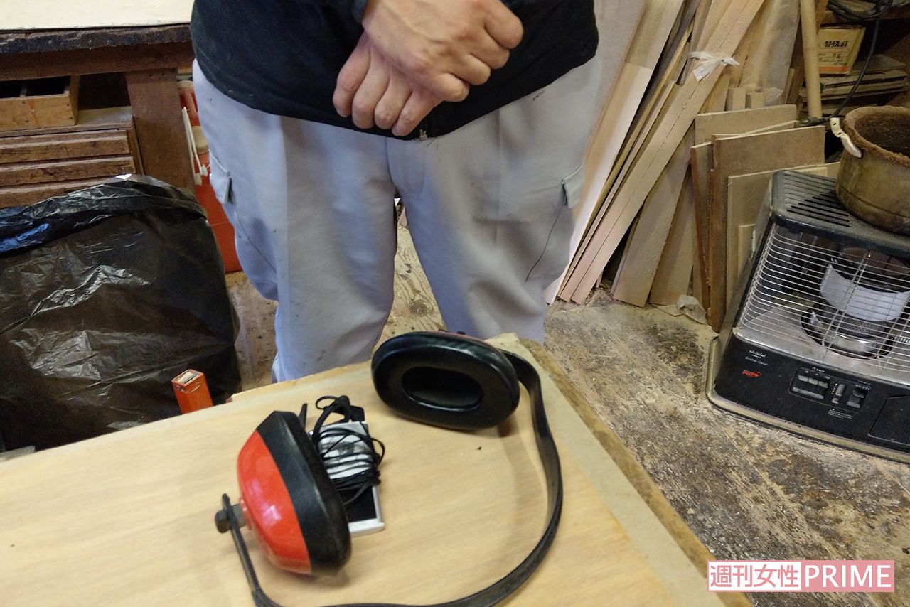 ヘッドホンをつけ音楽を再生しながら仕事をするという