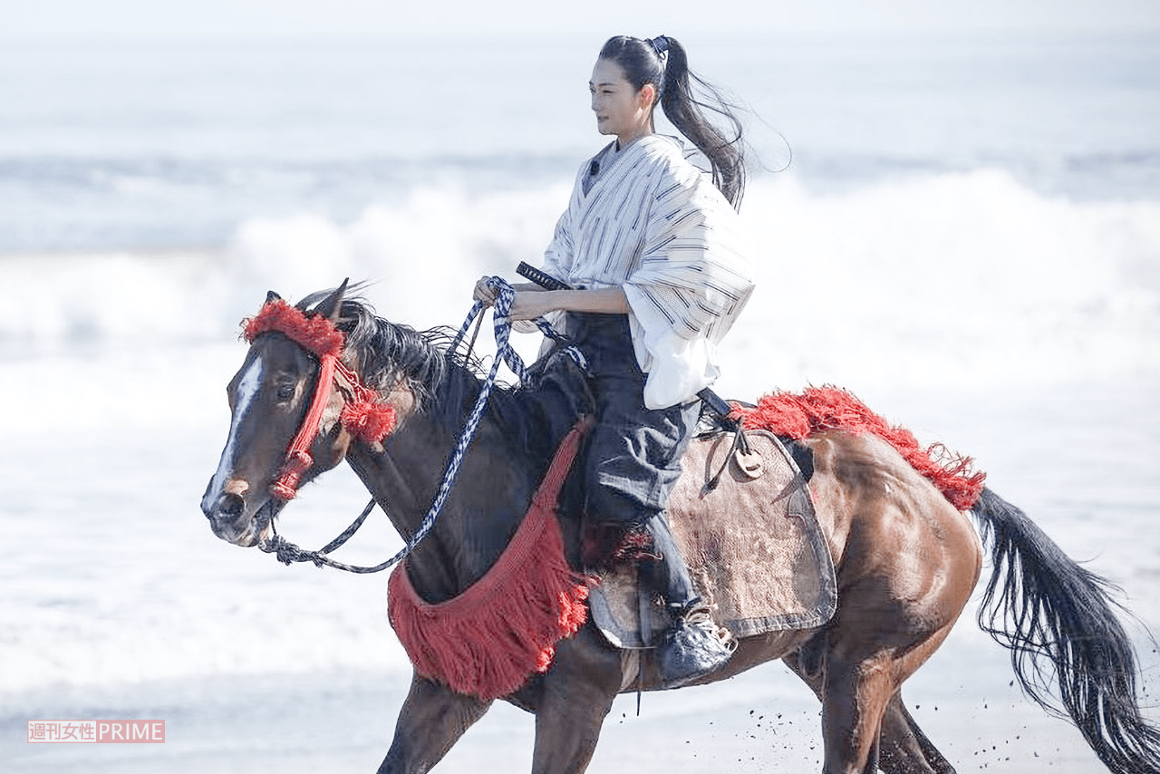 バンカーに跨る冨永愛（公式インスタグラムより）