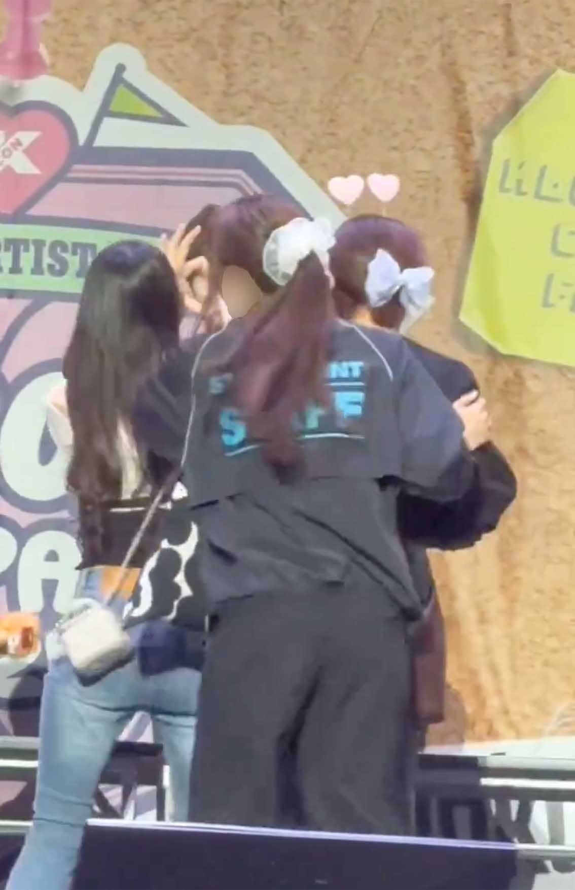 『KCON JAPAN 2025』でファンをあまりにも急かしすぎていると大炎上した“シュシュ女”。ファンの背中を強く押すシーンも（Xより）