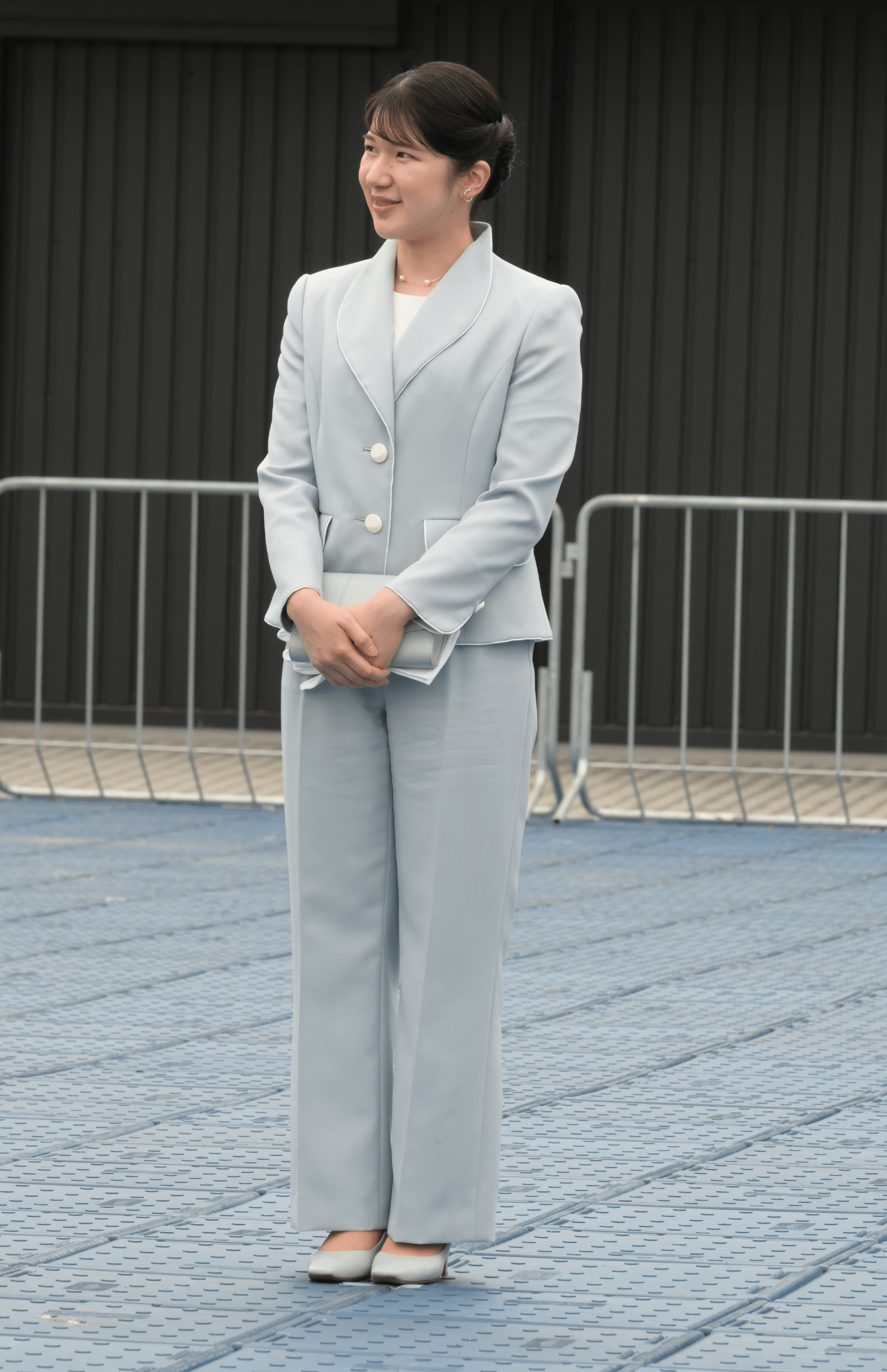 5月9日、万博ご視察2日目は初日とは打って変わってアクティブなパンツスタイルで