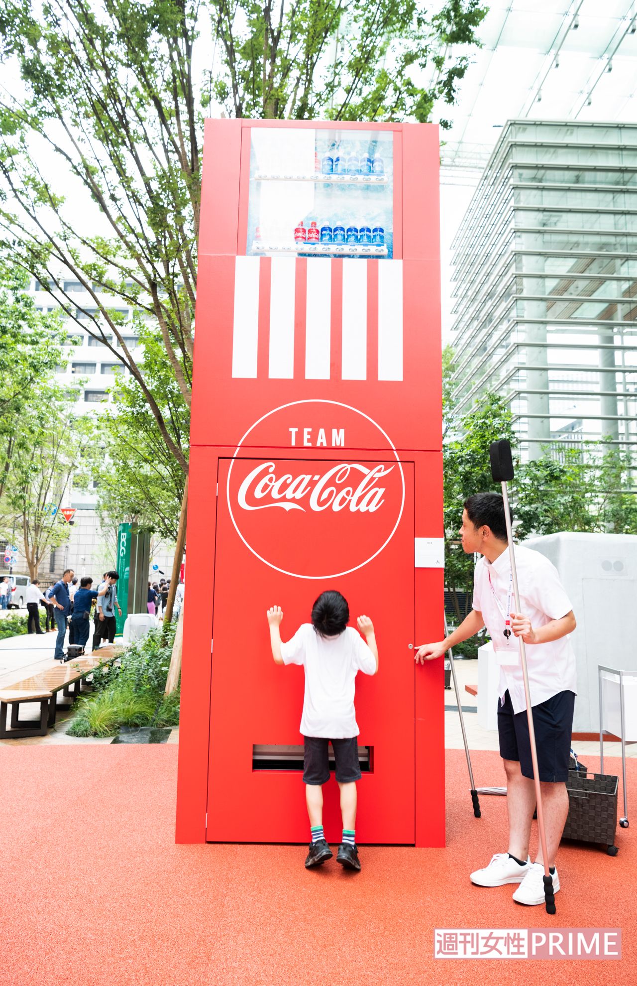 バレーボール選手限定？とんでもない自販機、登場　撮影／山田智絵