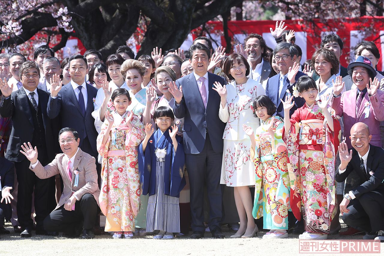 大勢の著名人に囲まれ、ご満悦の安倍首相の隣で笑顔を見せる昭恵夫人（2019年4月）