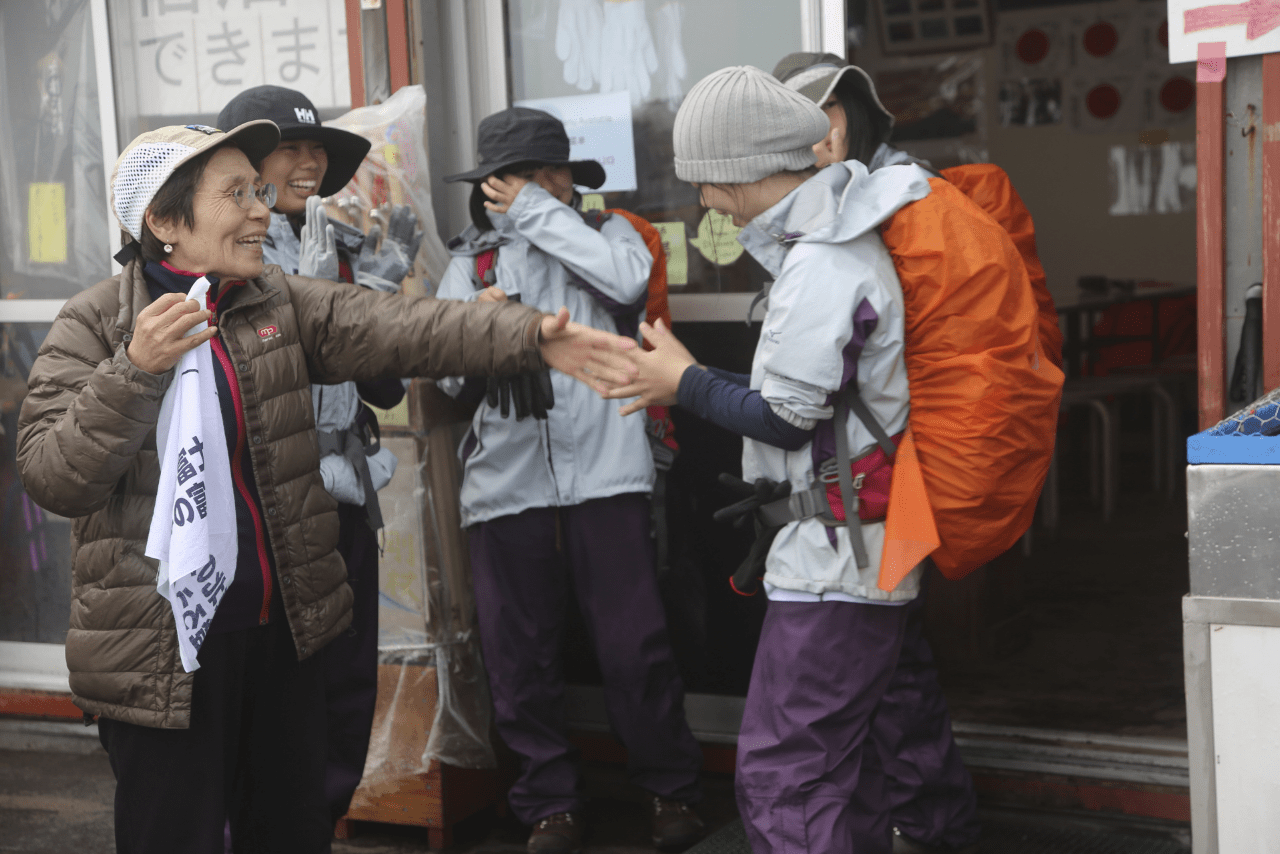 2016年、最後の富士山で。人生の先輩として、東北の高校生に温かく手を差し伸べる