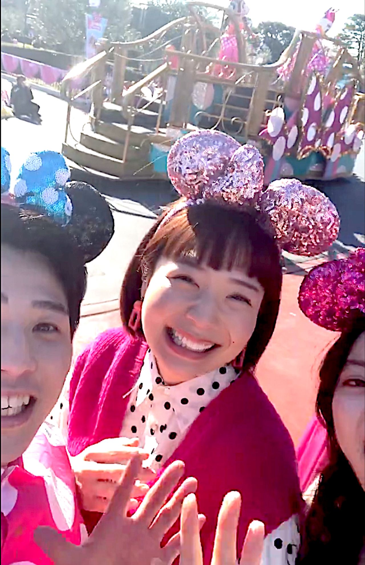 物議を醸しているカチューシャをつけてパレードを楽しむ動画（東京ディズニーリゾート公式Xより）