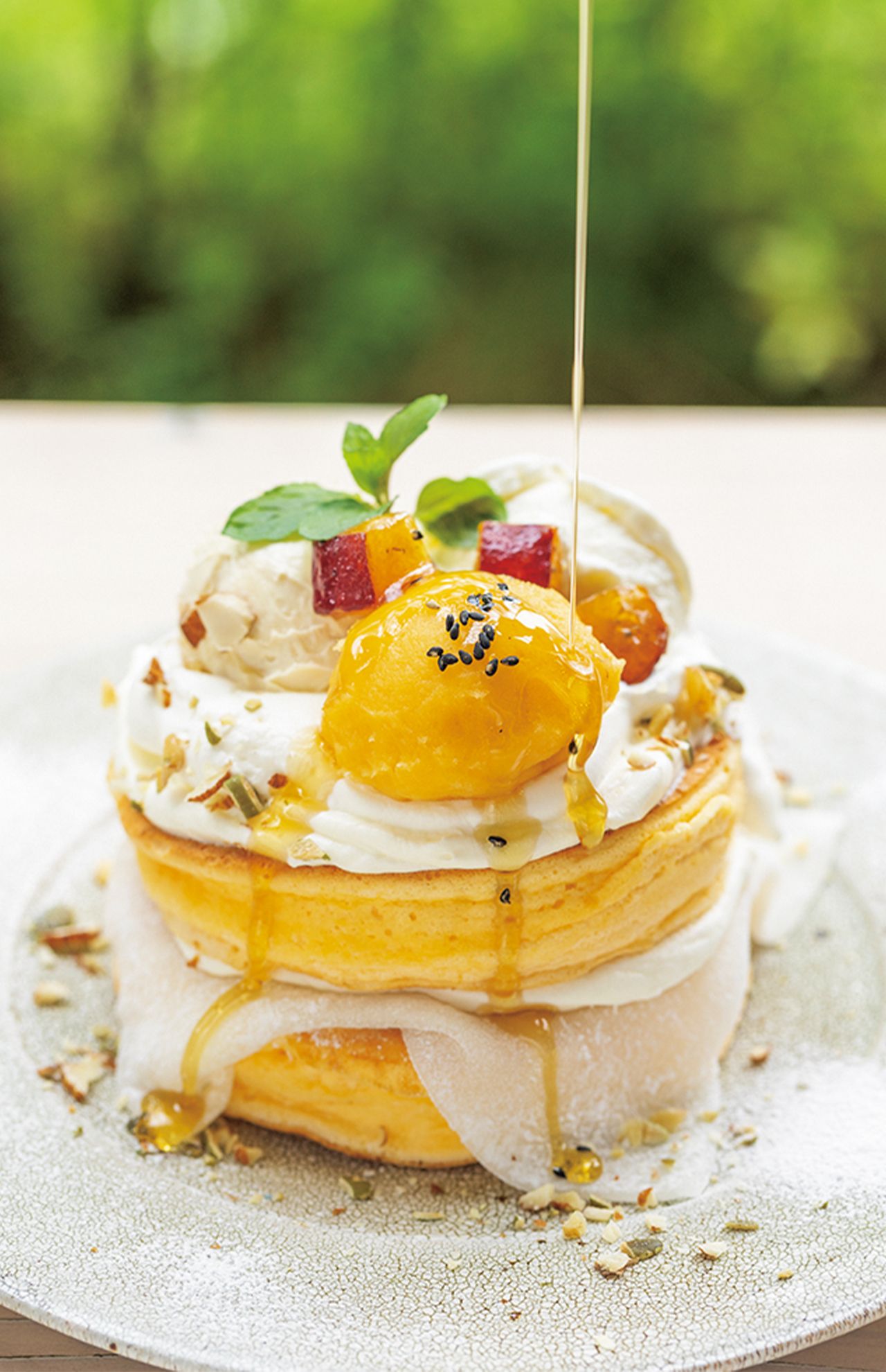 『鳴門金時パンケーキ』（1320円）は、ふわふわ生地にやさしい甘さの鳴門金時餡をトッピング