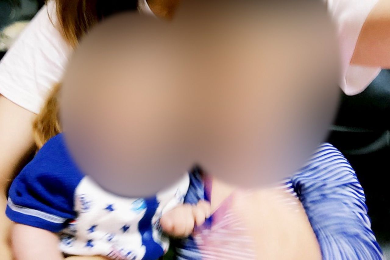 一緒に写る長男（右）と次男（藍容疑者のツイッターより）