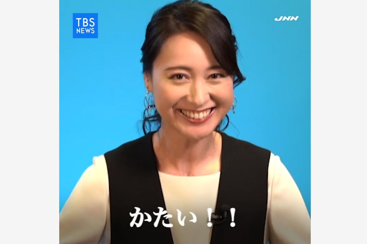 2020年1月、質問に対する答えが「かたい」と照れ笑いする小川キャスター（『TBS NEWS』チャンネルより）