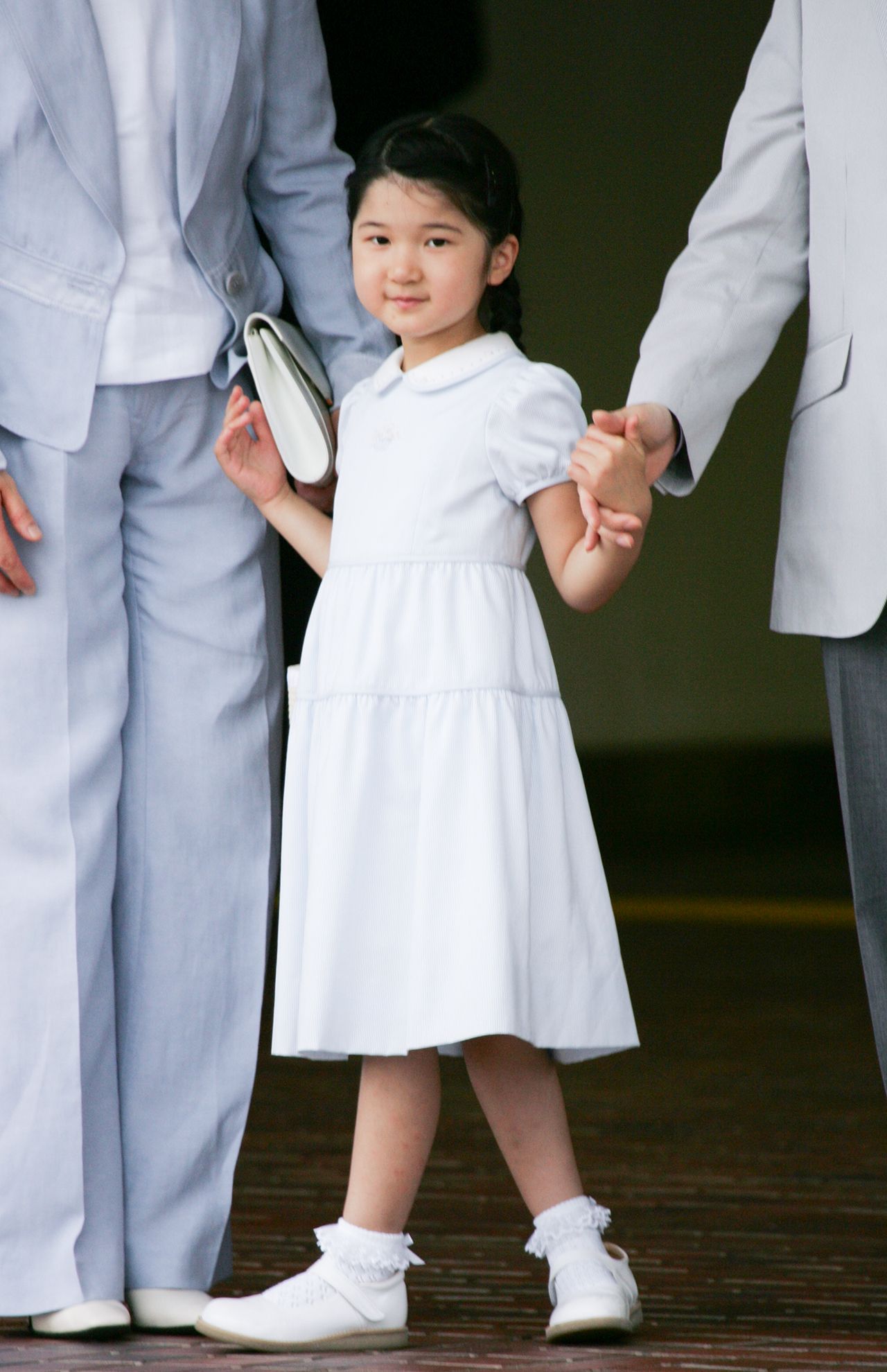 '07年8月（5歳）スカート部分が段々状のティアードになった、淡いブルーグレーのワンピース。「ティアードのスカートは身長が高く、脚も長くなられている証拠ですね（撮影／JMPA）