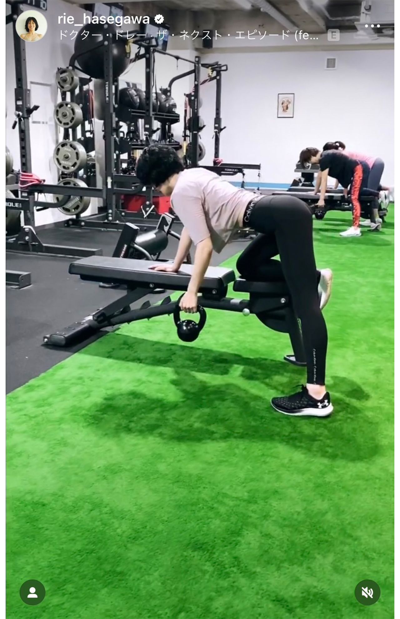 パツパツレギンス姿でトレーニングする長谷川（本人インスタグラムより）