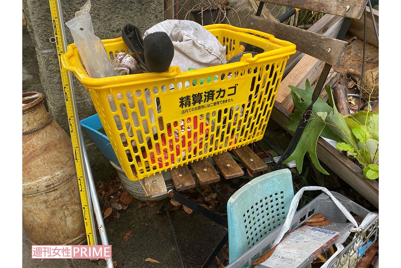 庭先にはスーパーで使われるカゴも