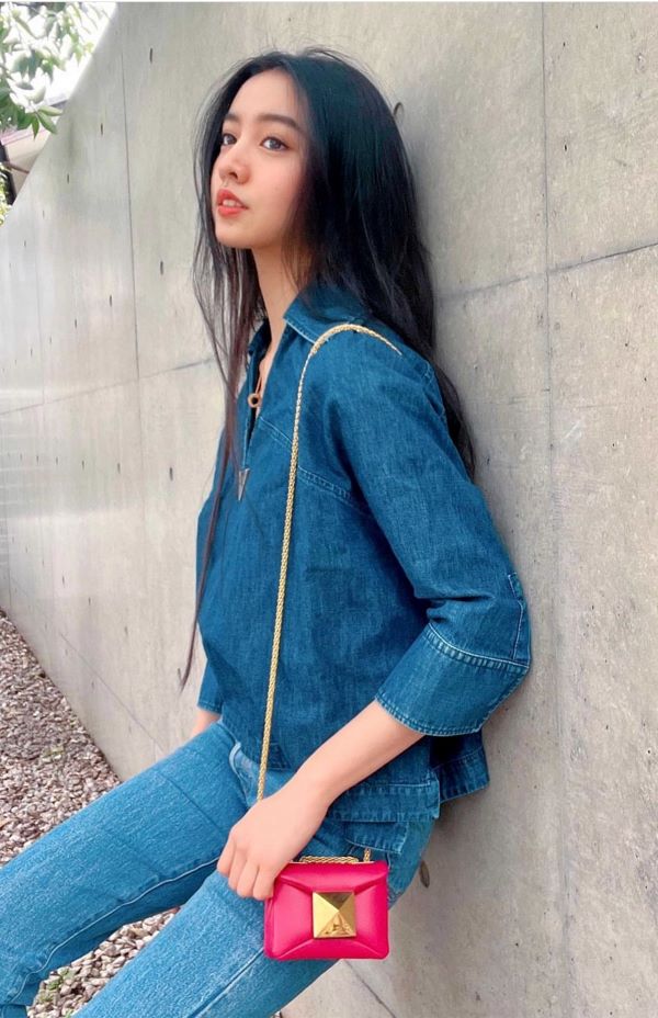 バッグは、Koki,のインスタグラムに頻出するブランド『バレンティノ』 (Koki,公式インスタグラムより)