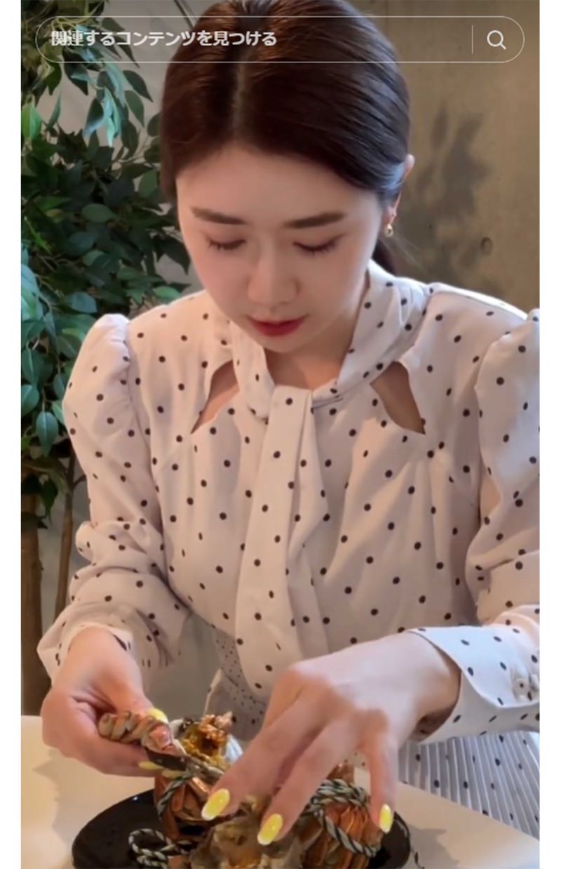 上海蟹の食べ方をレクチャーする福原愛（本人TikTokより）