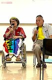 車いすになっても、闘病ネタで笑いをとる花子さん。大助さんとのテンポの良い掛け合いは健在だ 写真/宮川花子X(生駒のえりざべーと@fukkatuERZABEAT)より