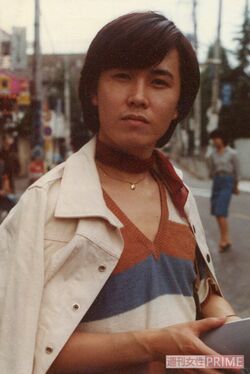 大学は明治大学文学部文芸学科に合格。知り合いの監督の紹介で、演出家・蜷川幸雄さんが所属していた舞プロモーションに所属