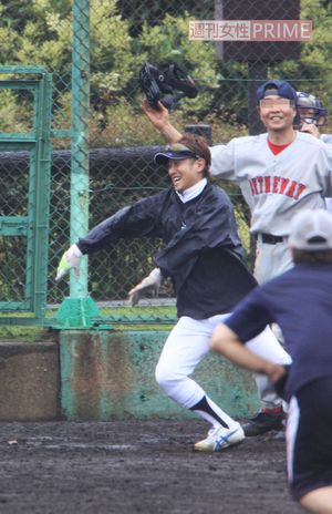 2009年7月、俳優チームの草野球に参加する中居正広5