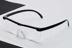 眼鏡専門店はもちろん、100均でもオリジナルブランドのメガネ型拡大鏡を販売。表示倍率も1.3倍～2.0倍とさまざまで、ブルーライトカットなど機能付きのものも