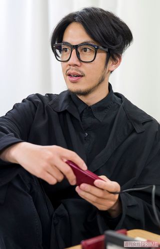 ファミコンをプレイする西野亮廣　撮影／伊藤和幸