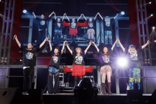 約25年ぶりのTRF日本武道館単独公演に約8500人が熱狂。最高の5人で盛り上げた（（C）avex traxより）