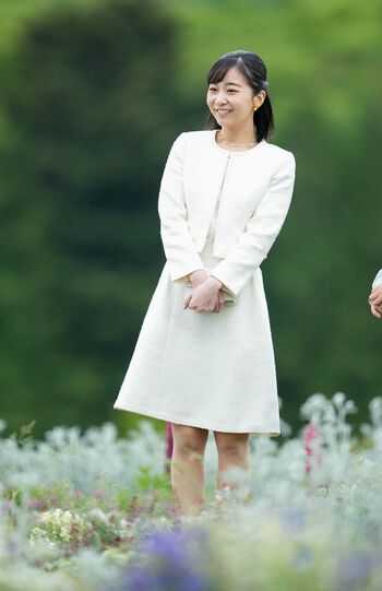 仙台市内の青葉山公園で約200品種、12万株の花苗が植えられた“はなばた飾り”をご覧になる佳子さま　撮影／JMPA