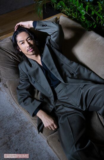 AKIRA撮影／吉岡竜紀　スタイリスト／渡辺康裕　ヘアメイク／Chie(H.M.C)