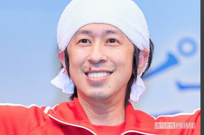 キングコング梶原雄太が長女の卒業式に！赤ジャージのカジサックとかけ離れた“スーツ姿”撮